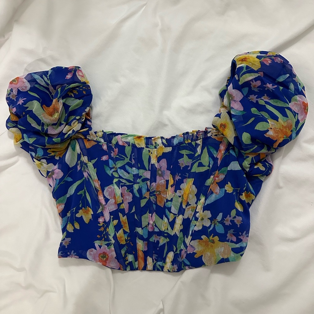 Adorable floral top!